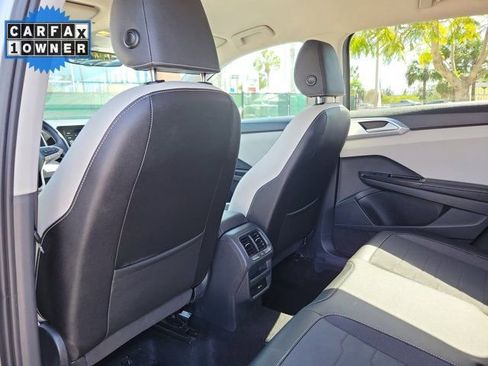 Used 2025 Volkswagen Taos SE FWD image 19