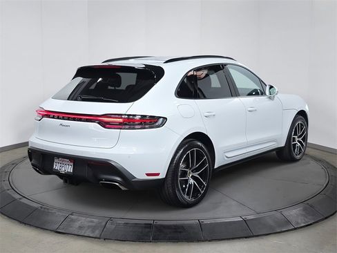 Certified 2025 Porsche Macan image 7