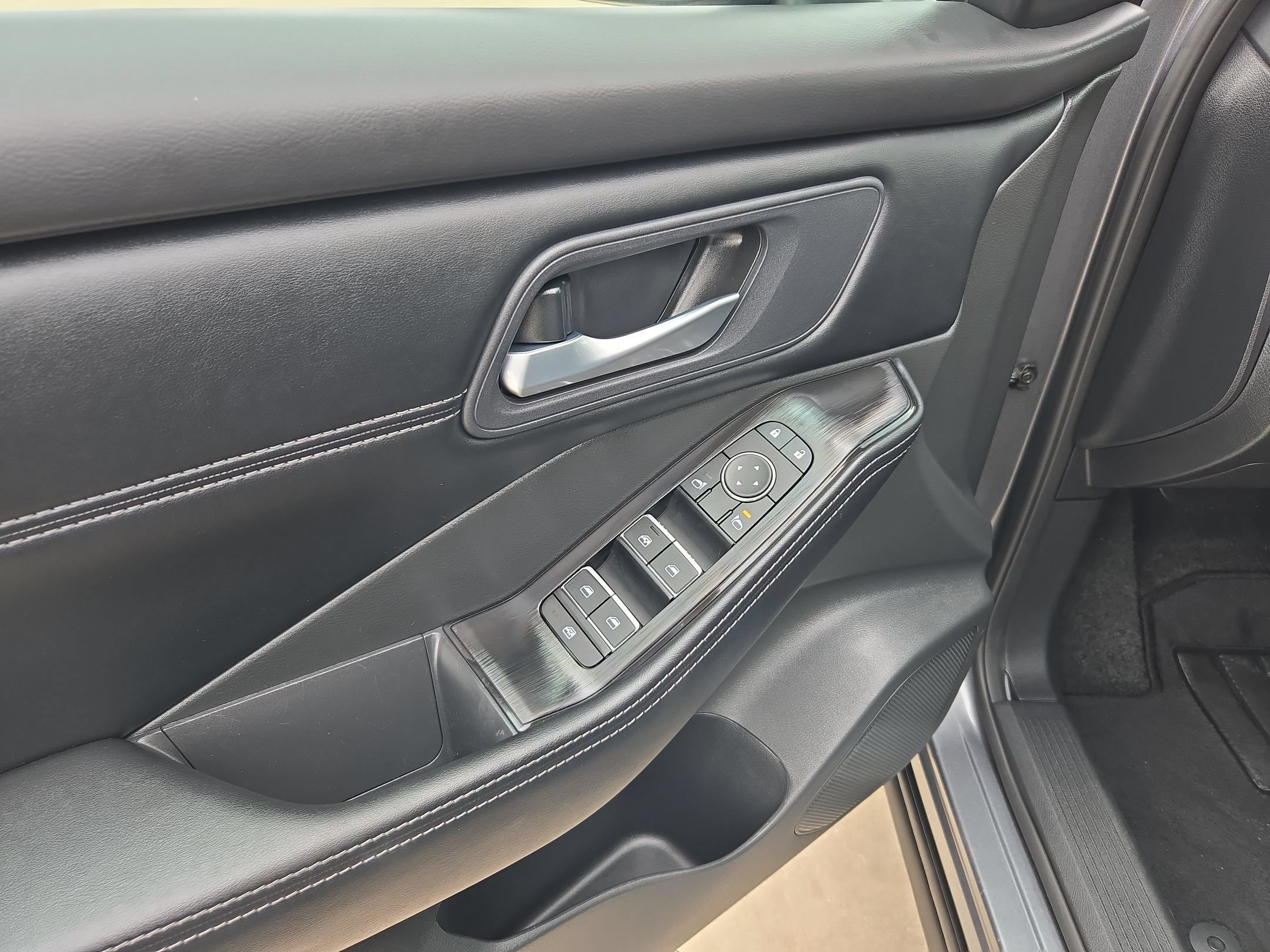 Certified 2026 Nissan Rogue SL FWD image 12