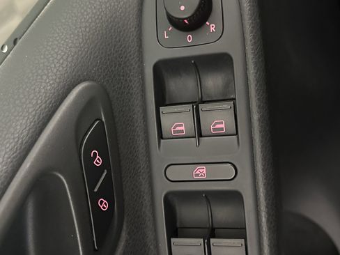 Used 2012 Volkswagen Golf 4-Door image 28