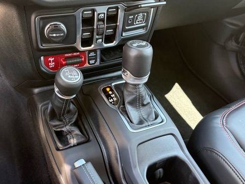 Used 2025 Jeep Wrangler Unlimited Rubicon AWD/4WD image 19