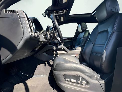 Used 2020 Porsche Cayenne image 16