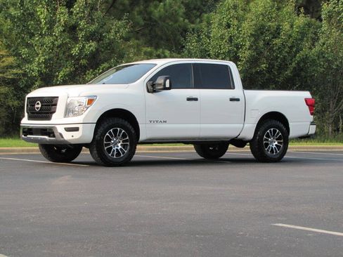 Used 2024 Nissan Titan SV w/ SV Convenience Package AWD/4WD image 3