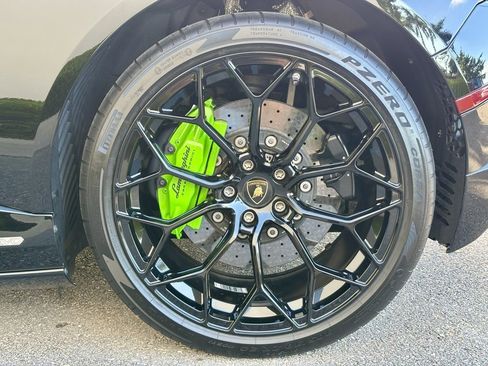 Used 2020 Lamborghini Huracan EVO image 17