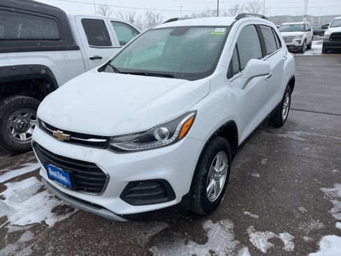 Used 2017 Chevrolet Trax LT w/ LT Convenience Package image 2