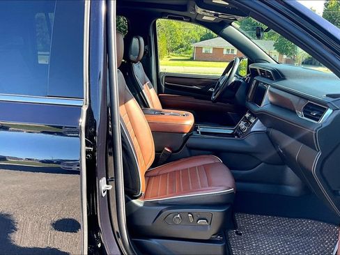 Used 2023 GMC Yukon XL Denali Ultimate AWD/4WD image 7