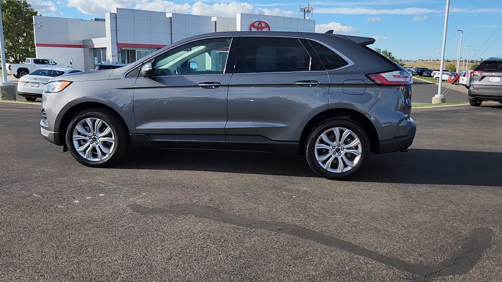 Used 2023 Ford Edge Titanium AWD/4WD image 2