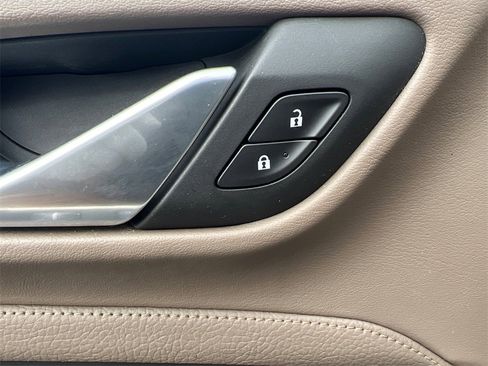 Used 2022 GMC Yukon Denali w/ Denali Premium Package image 12