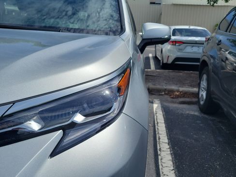 Used 2025 Toyota Sienna Platinum FWD image 4