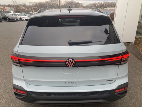 Certified 2025 Volkswagen Taos SE image 7