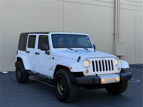 Used 2014 Jeep Wrangler Unlimited Sahara w/ Connectivity Group AWD/4WD image 3