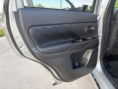 Used 2021 Mitsubishi Outlander 4WD Plug-In Hybrid image 13