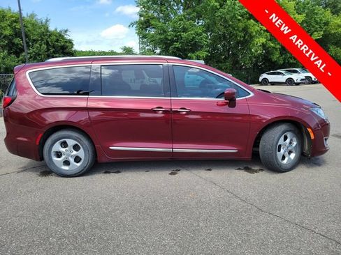 Used 2017 Chrysler Pacifica Touring-L Plus FWD image 2