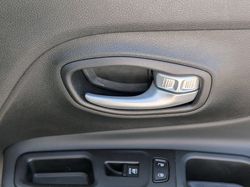 Used 2023 Jeep Renegade Latitude AWD/4WD image 34