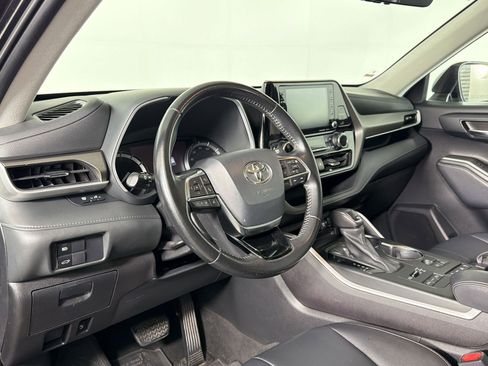 Used 2021 Toyota Highlander XLE AWD/4WD image 3