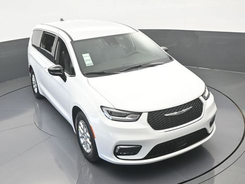 Used 2025 Chrysler Pacifica Select FWD image 50