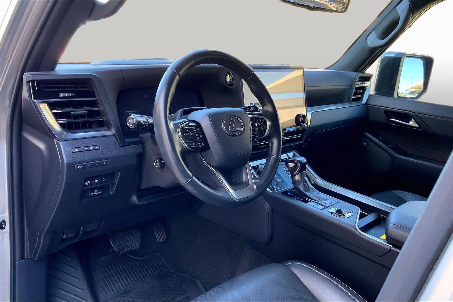 Used 2025 Lexus GX 550 w/ Accessory Package (2T) AWD/4WD image 34