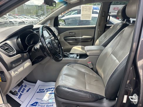 Used 2017 Kia Sedona LX w/ LX Essentials Premium Package FWD image 8
