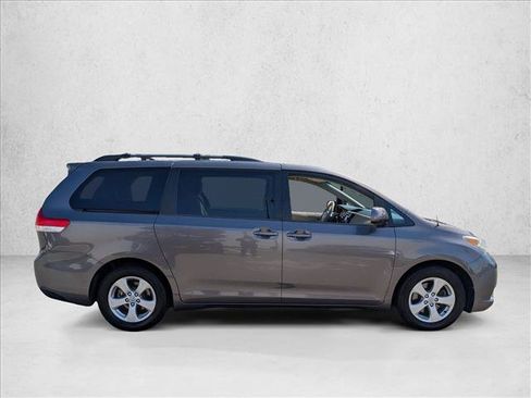 Used 2012 Toyota Sienna LE FWD image 4