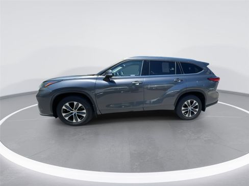 Used 2021 Toyota Highlander XLE AWD/4WD image 5