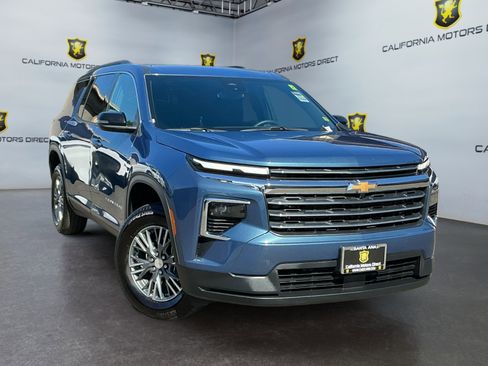 Used 2025 Chevrolet Traverse LT image 3