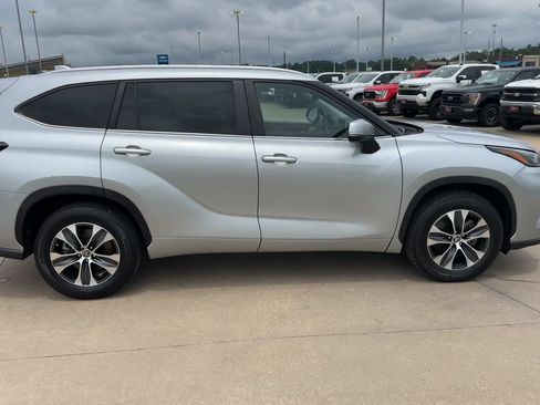 Used 2023 Toyota Highlander XLE FWD image 2