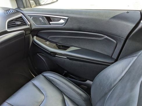 Used 2019 Ford Edge Titanium image 18