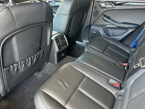 Certified 2022 Porsche Macan AWD/4WD image 13