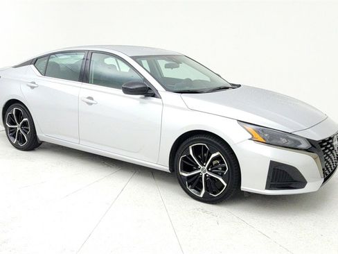 Used 2024 Nissan Altima 2.5 SR image 8