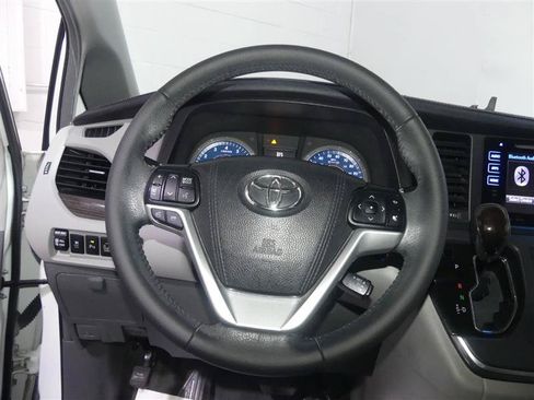 Used 2016 Toyota Sienna XLE w/ XLE Navigation Package FWD image 29