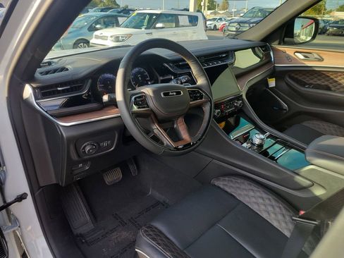 Used 2025 Jeep Grand Cherokee Summit w/ Obsidian Package image 19