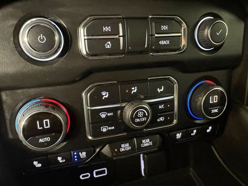 Used 2024 Chevrolet Suburban Premier RWD image 39