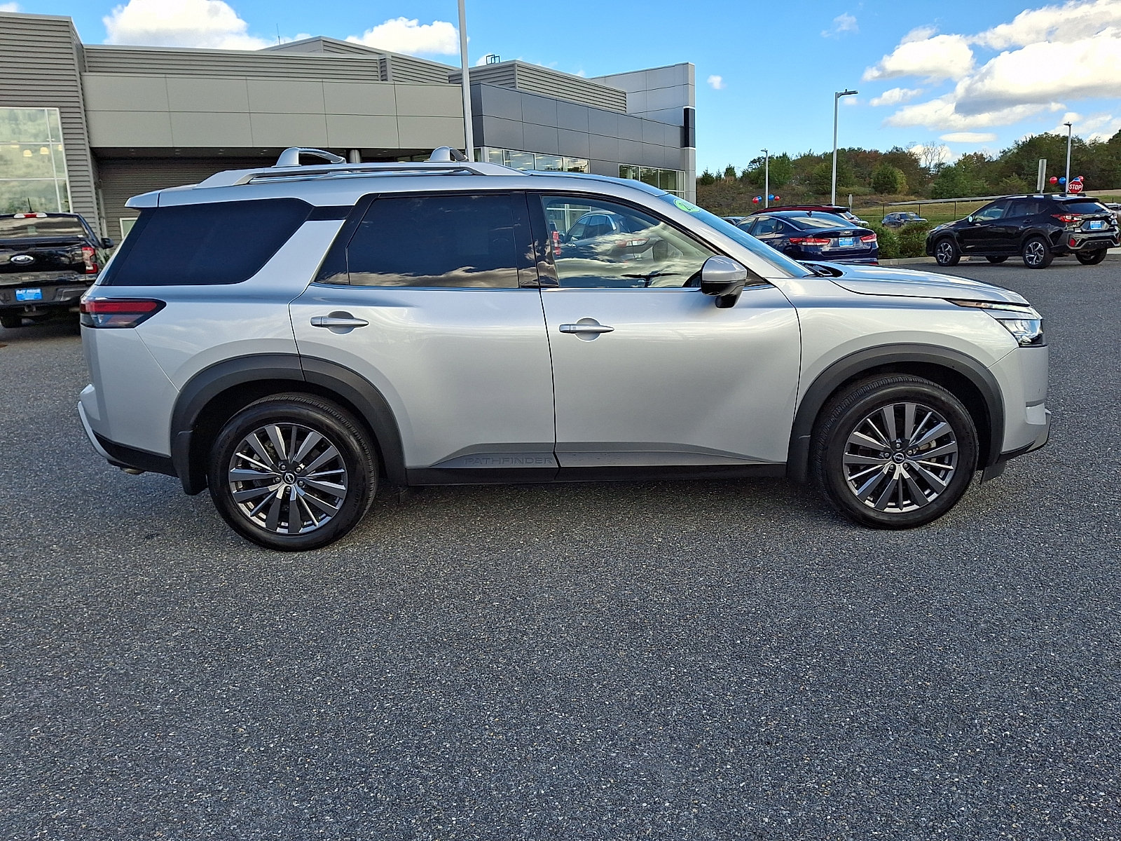 Used 2024 Nissan Pathfinder SL w/ SL Premium Package AWD/4WD image 8