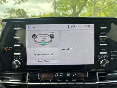 Used 2024 Toyota Sienna XLE image 6