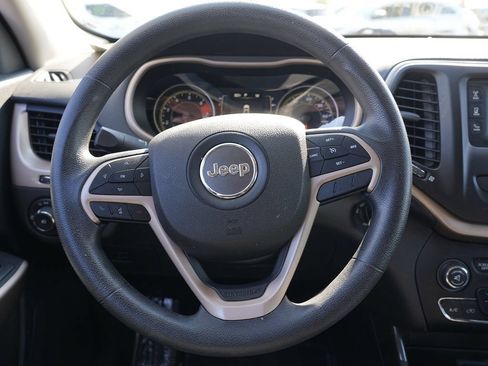 Used 2018 Jeep Cherokee Latitude w/ Safety Group AWD/4WD image 23