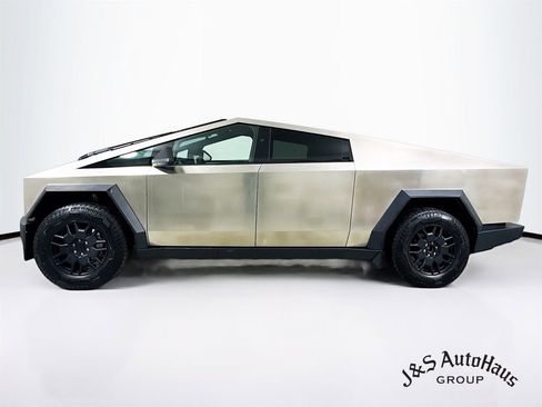 Used 2024 Tesla Cybertruck AWD Crew Cab image 4