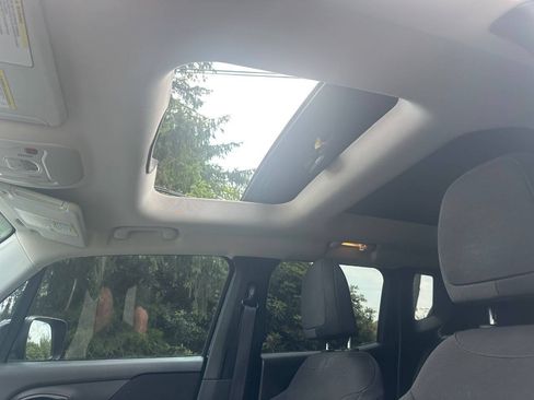 Used 2017 Jeep Renegade Latitude FWD image 18