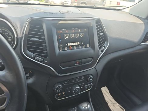 Used 2019 Jeep Cherokee Latitude Plus AWD/4WD image 19