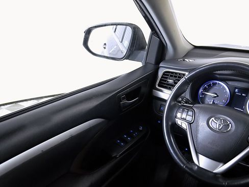 Used 2019 Toyota Highlander XLE AWD/4WD image 27