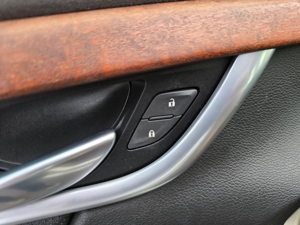 Used 2015 Cadillac XTS Luxury FWD image 28