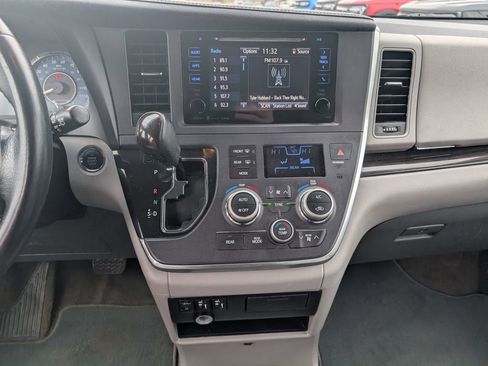 Used 2017 Toyota Sienna L image 23