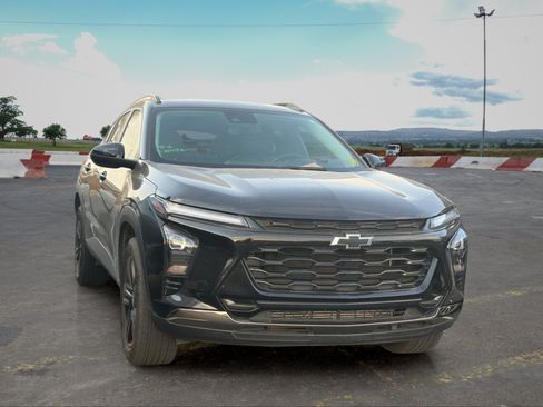 Used 2025 Chevrolet Trax ACTIV w/ Driver Confidence Package FWD image 2