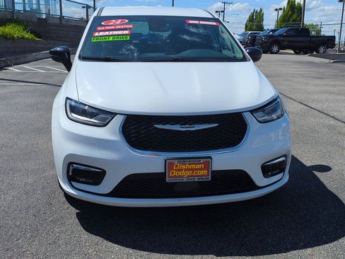 Used 2024 Chrysler Pacifica Touring-L FWD image 2