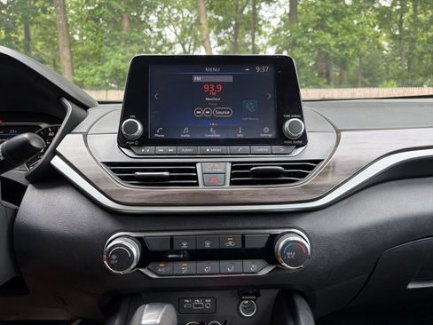 Used 2025 Nissan Altima 2.5 SV FWD image 17