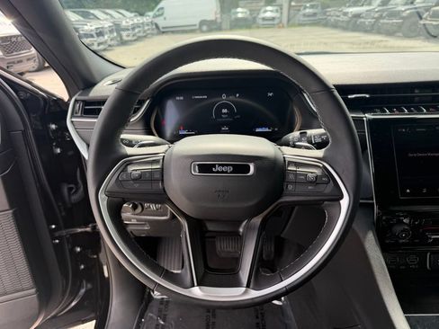 Certified 2025 Jeep Grand Cherokee L Laredo AWD/4WD image 17