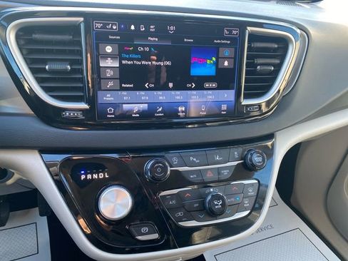 Used 2024 Chrysler Pacifica Touring-L FWD image 15