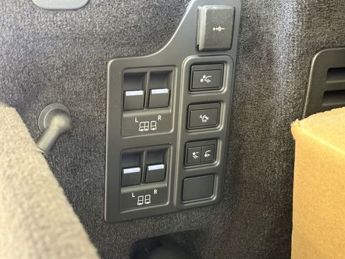 New 2026 Land Rover Discovery Limited Edition image 15