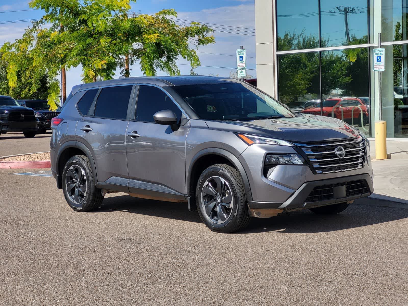 Used 2024 Nissan Rogue SV AWD/4WD image 3
