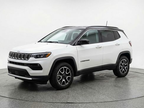 Used 2025 Jeep Compass Trailhawk image 3