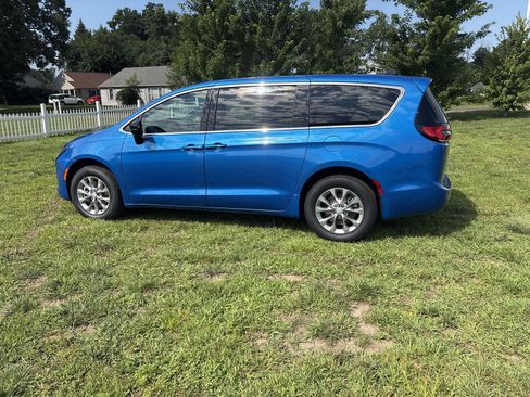 New 2027 Chrysler Pacifica Select AWD/4WD image 8